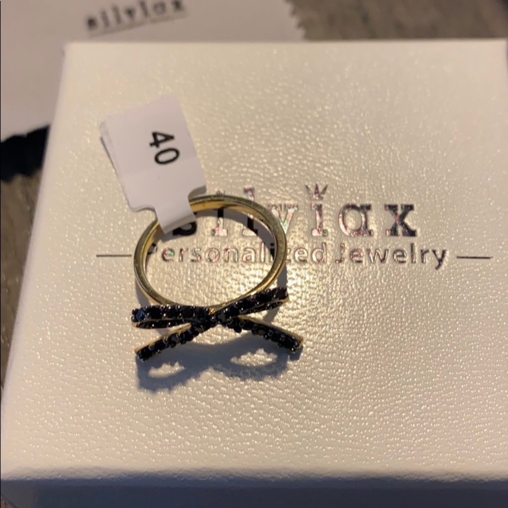 Bow tie ring
